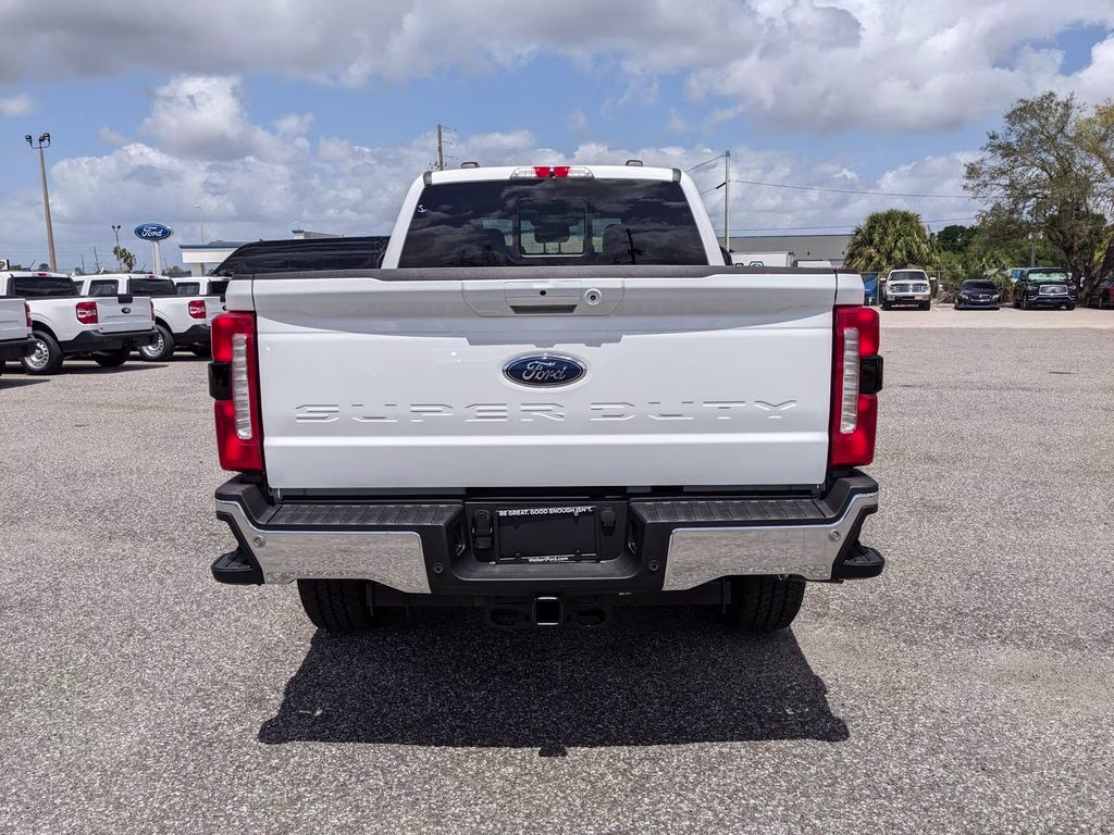 2026 Oxford White Ford Super Duty F-350 SRW Lariat 4X4 Truck