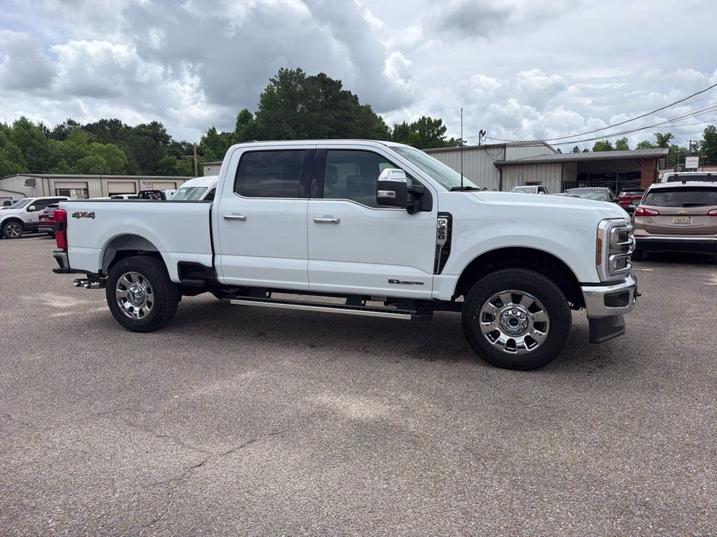 2026 Oxford White Ford Super Duty F-350 SRW Lariat 4X4 Truck