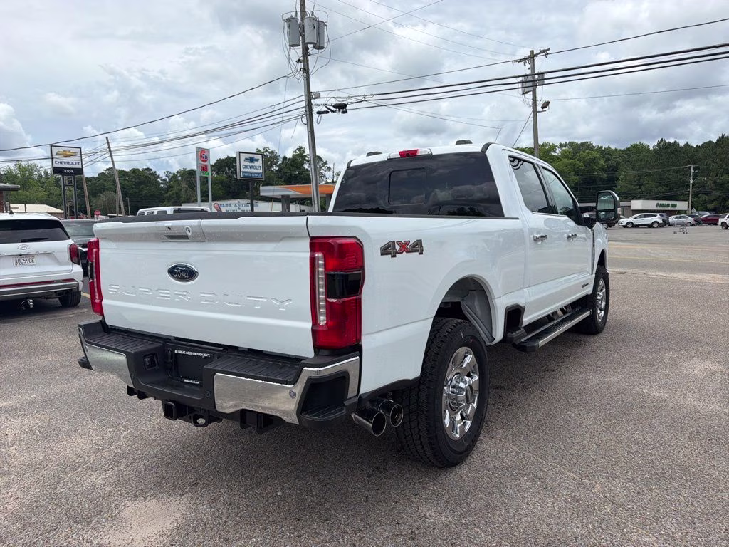 2026 Oxford White Ford Super Duty F-350 SRW Lariat 4X4 Truck