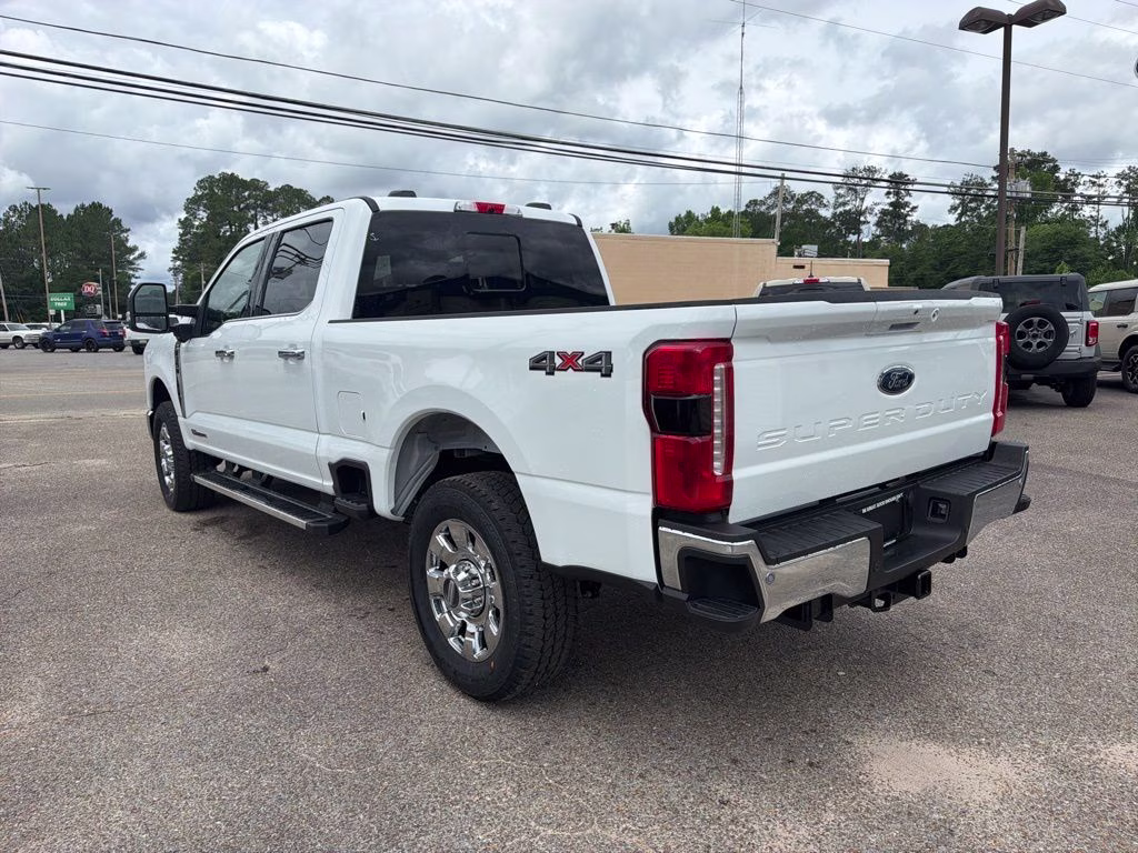 2026 Oxford White Ford Super Duty F-350 SRW Lariat 4X4 Truck