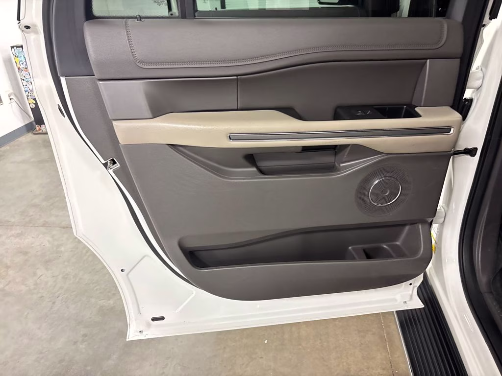 2021 White Metallic Ford Expedition Max XLT RWD SUV