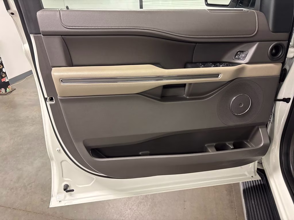 2021 White Metallic Ford Expedition Max XLT RWD SUV