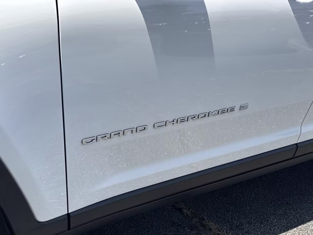 2026 Bright White Clearcoat Jeep Grand Cherokee Laredo X RWD SUV