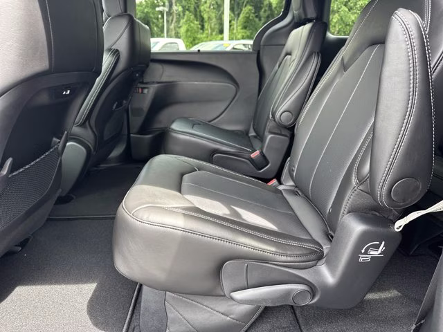 2027 Diamond Black Crystal Pearlcoat Chrysler Pacifica Select FWD Van