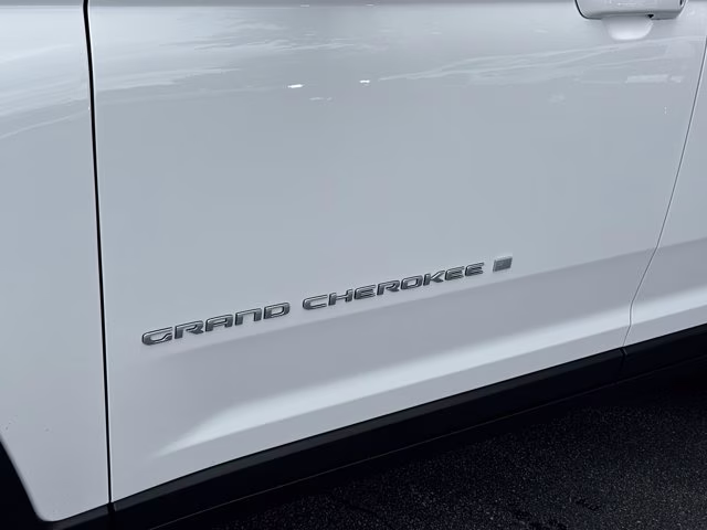 2026 Bright White Clearcoat Jeep Grand Cherokee Laredo X RWD SUV