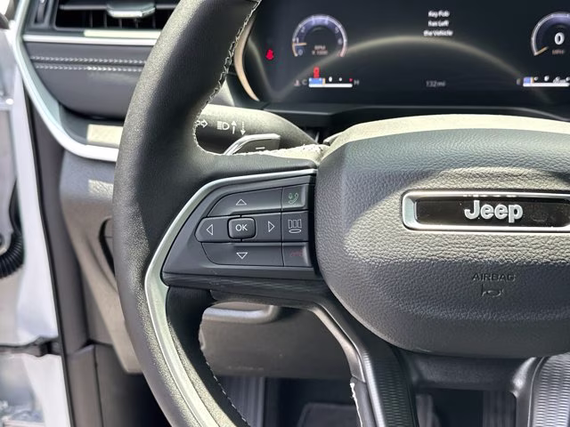 2026 Bright White Clearcoat Jeep Grand Cherokee Laredo X RWD SUV