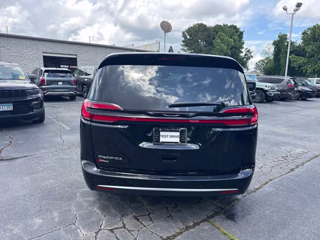 2027 Diamond Black Crystal Pearlcoat Chrysler Pacifica Select FWD Van