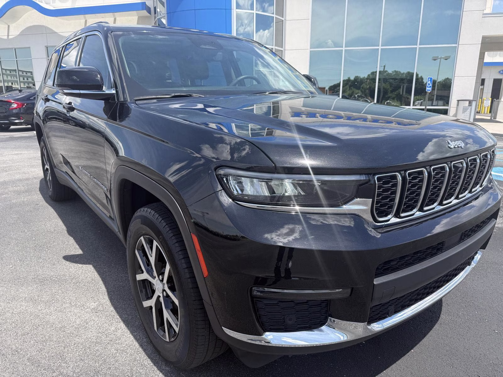 2023 Diamond Black Crystal Pearlcoat Jeep Grand Cherokee L Limited 4X4 SUV