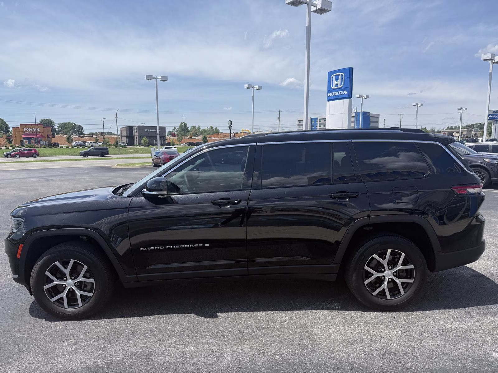 2023 Diamond Black Crystal Pearlcoat Jeep Grand Cherokee L Limited 4X4 SUV