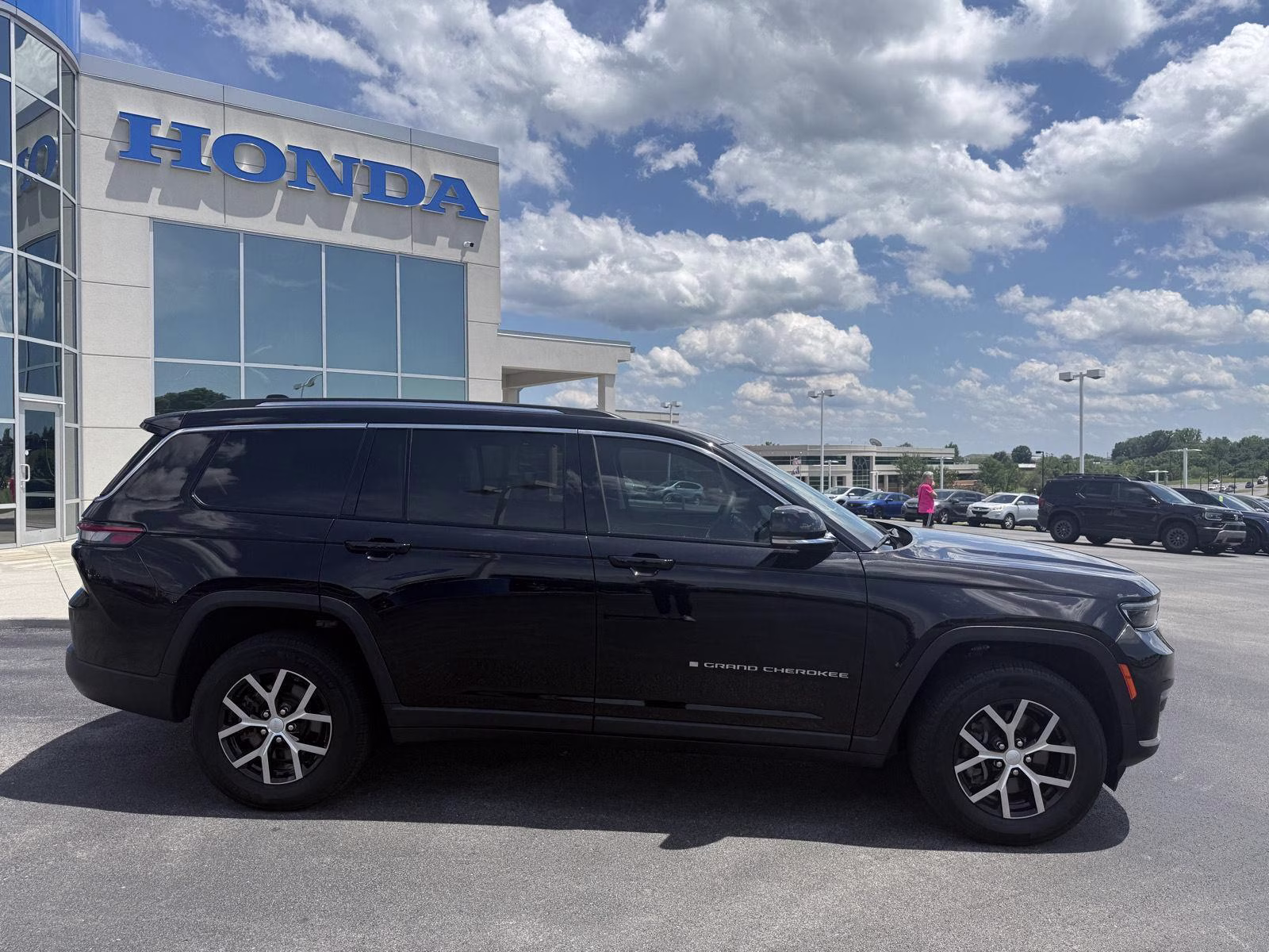 2023 Diamond Black Crystal Pearlcoat Jeep Grand Cherokee L Limited 4X4 SUV