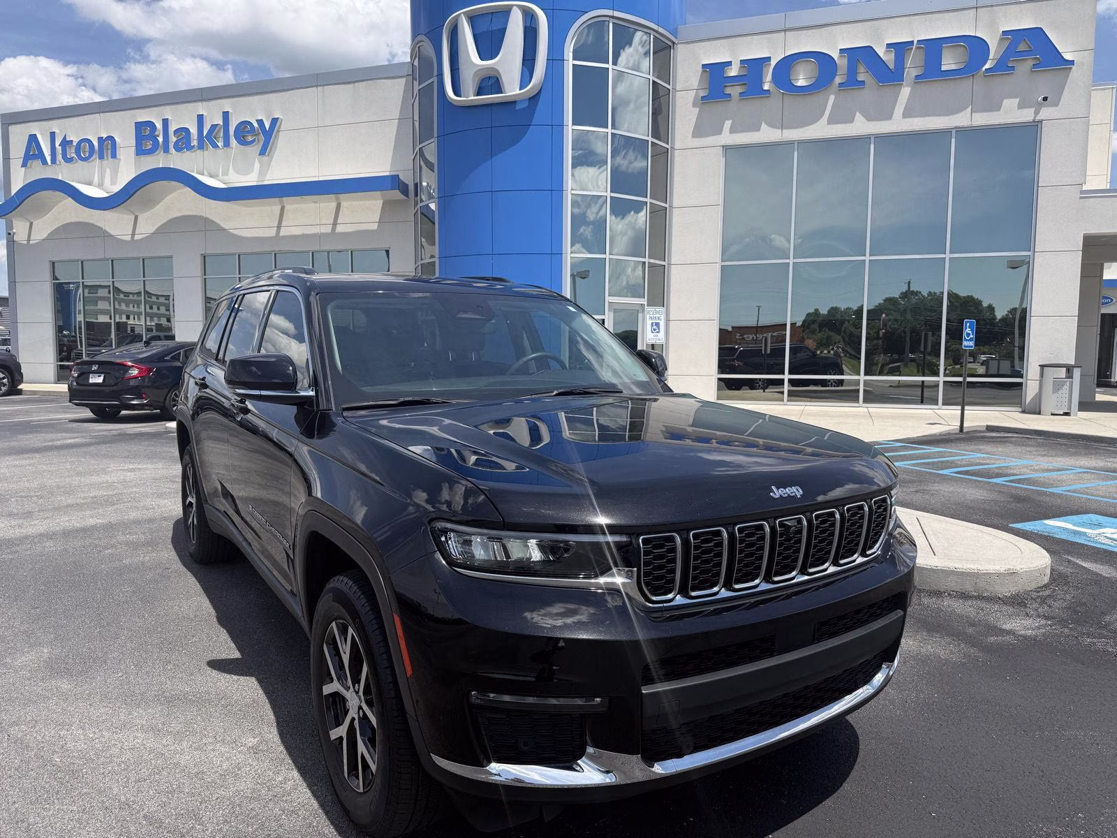 2023 Diamond Black Crystal Pearlcoat Jeep Grand Cherokee L Limited 4X4 SUV