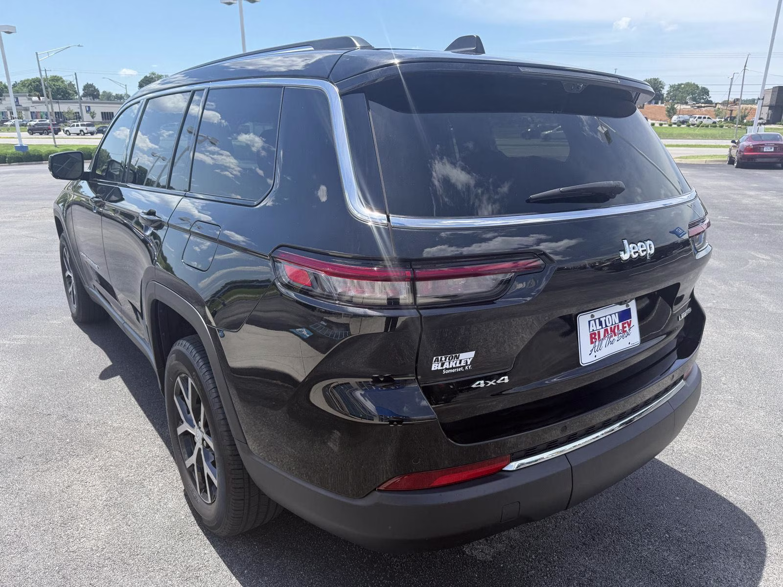 2023 Diamond Black Crystal Pearlcoat Jeep Grand Cherokee L Limited 4X4 SUV