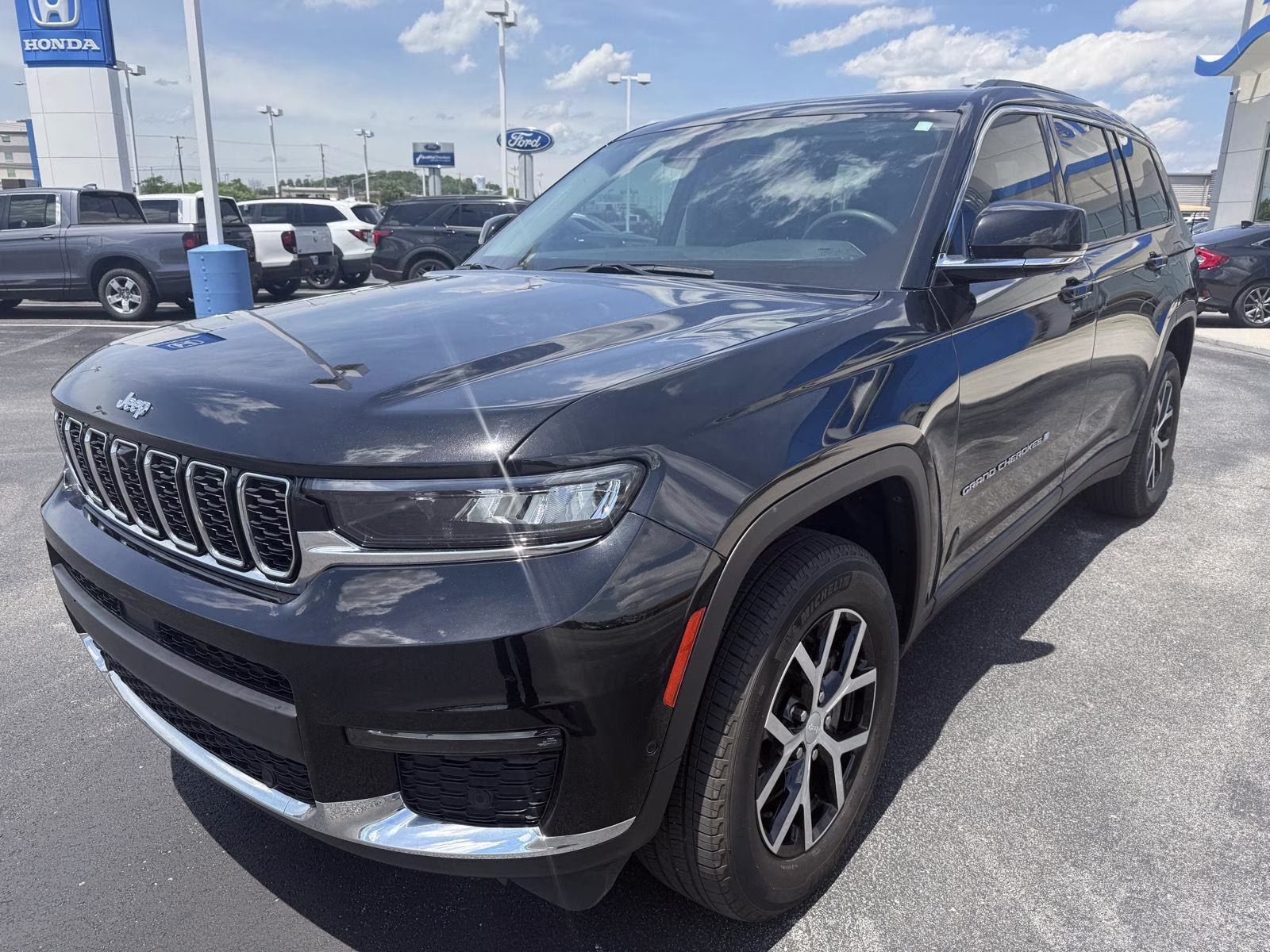 2023 Diamond Black Crystal Pearlcoat Jeep Grand Cherokee L Limited 4X4 SUV