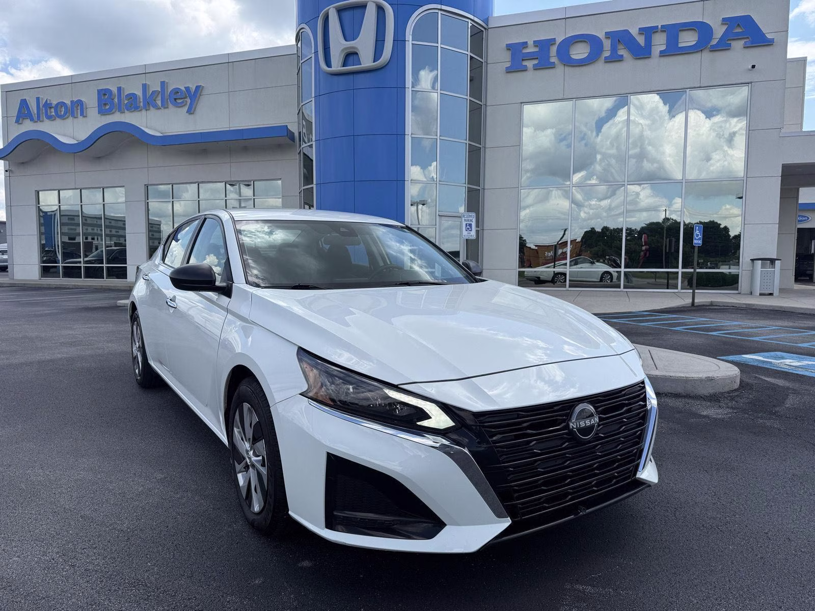 2024 Glacier White Nissan Altima 2.5 S FWD Sedan