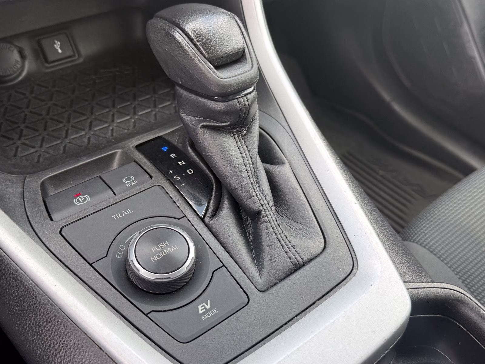 2021 Super White Toyota RAV4 Hybrid LE AWD SUV
