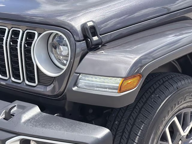 2025 Granite Crystal Metallic Clearcoat Jeep Wrangler Sahara 4X4 Convertible