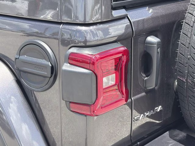 2025 Granite Crystal Metallic Clearcoat Jeep Wrangler Sahara 4X4 Convertible