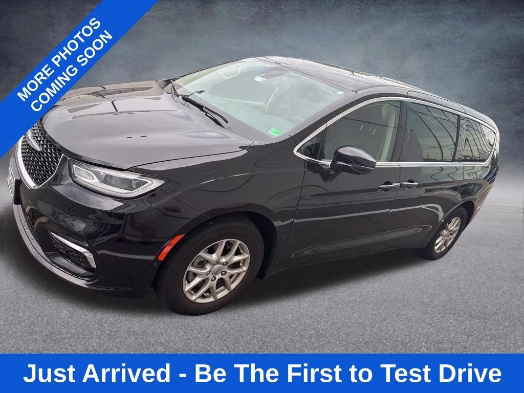 2024 Diamond Black Crystal Pearlcoat Chrysler Pacifica Touring L FWD Van