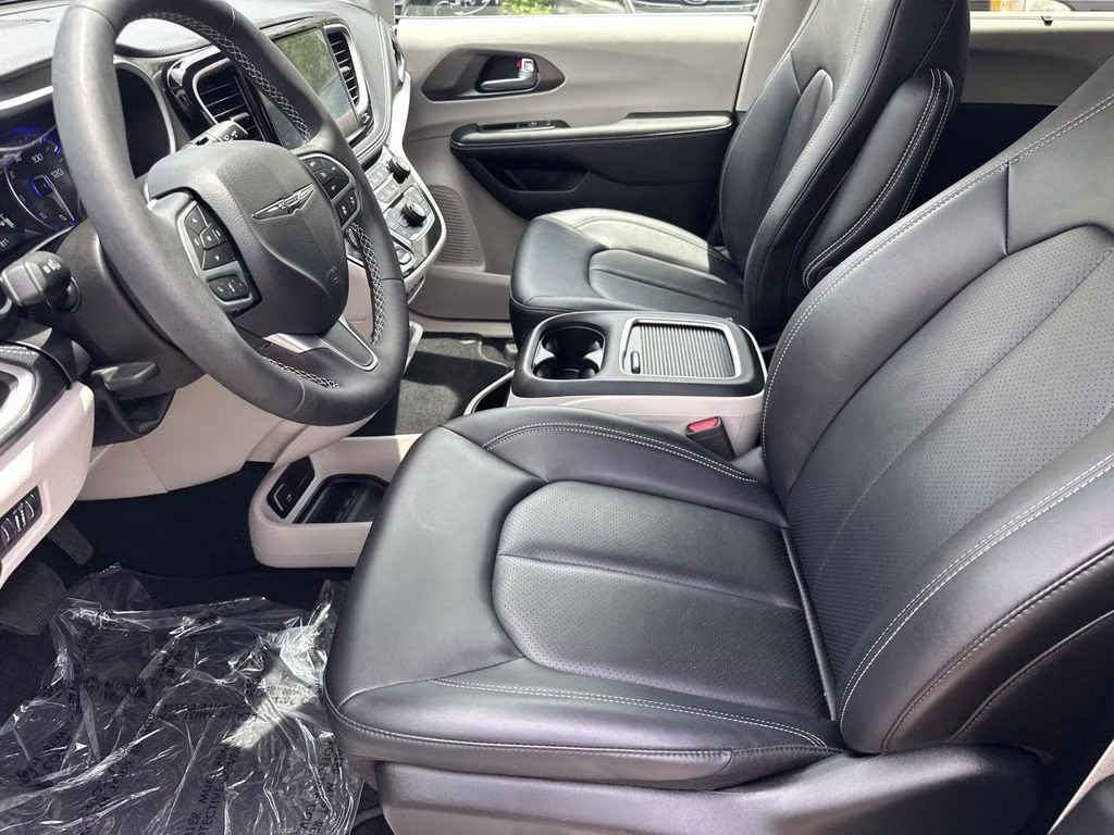 2024 Diamond Black Crystal Pearlcoat Chrysler Pacifica Touring L FWD Van