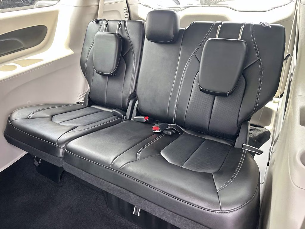 2024 Diamond Black Crystal Pearlcoat Chrysler Pacifica Touring L FWD Van