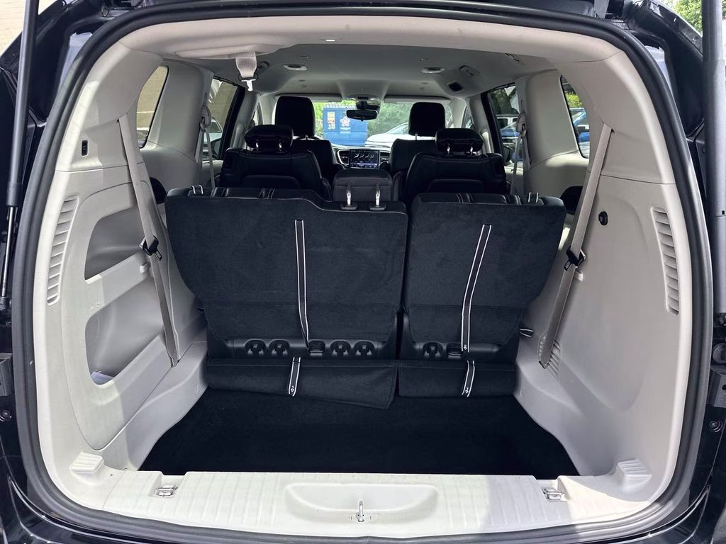 2024 Diamond Black Crystal Pearlcoat Chrysler Pacifica Touring L FWD Van