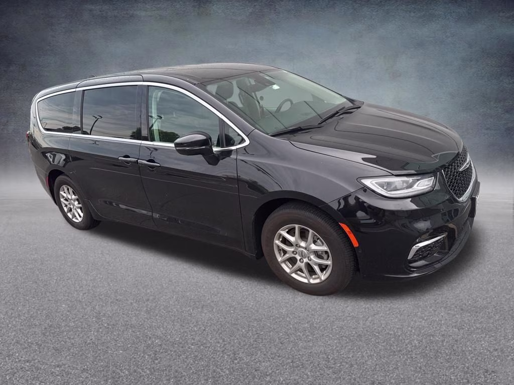 2024 Diamond Black Crystal Pearlcoat Chrysler Pacifica Touring L FWD Van