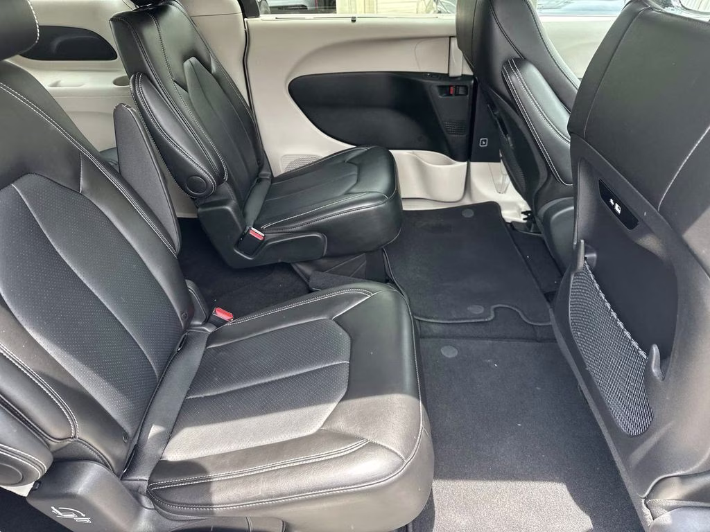 2024 Diamond Black Crystal Pearlcoat Chrysler Pacifica Touring L FWD Van