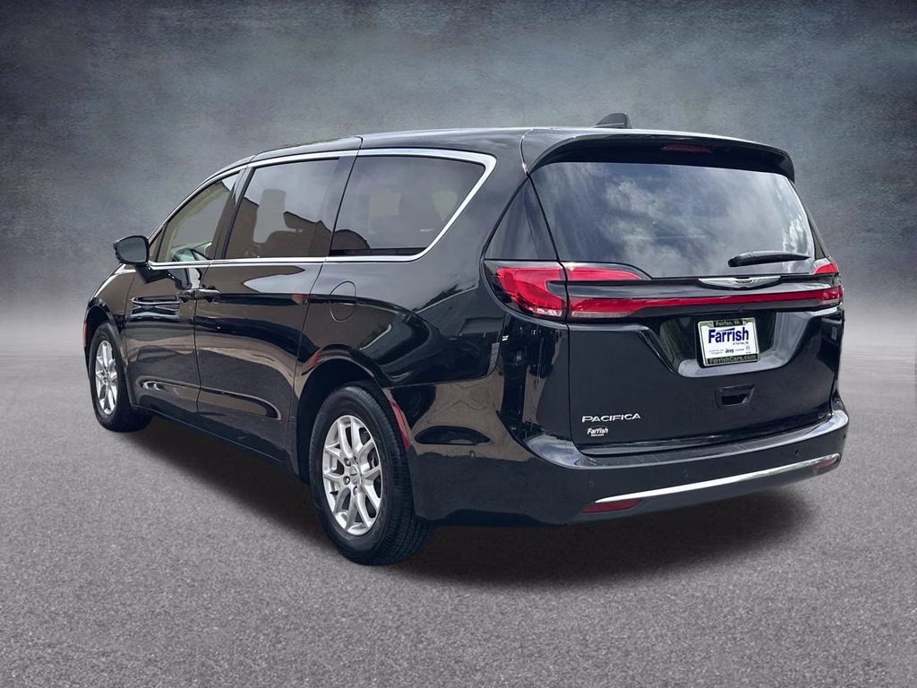 2024 Diamond Black Crystal Pearlcoat Chrysler Pacifica Touring L FWD Van