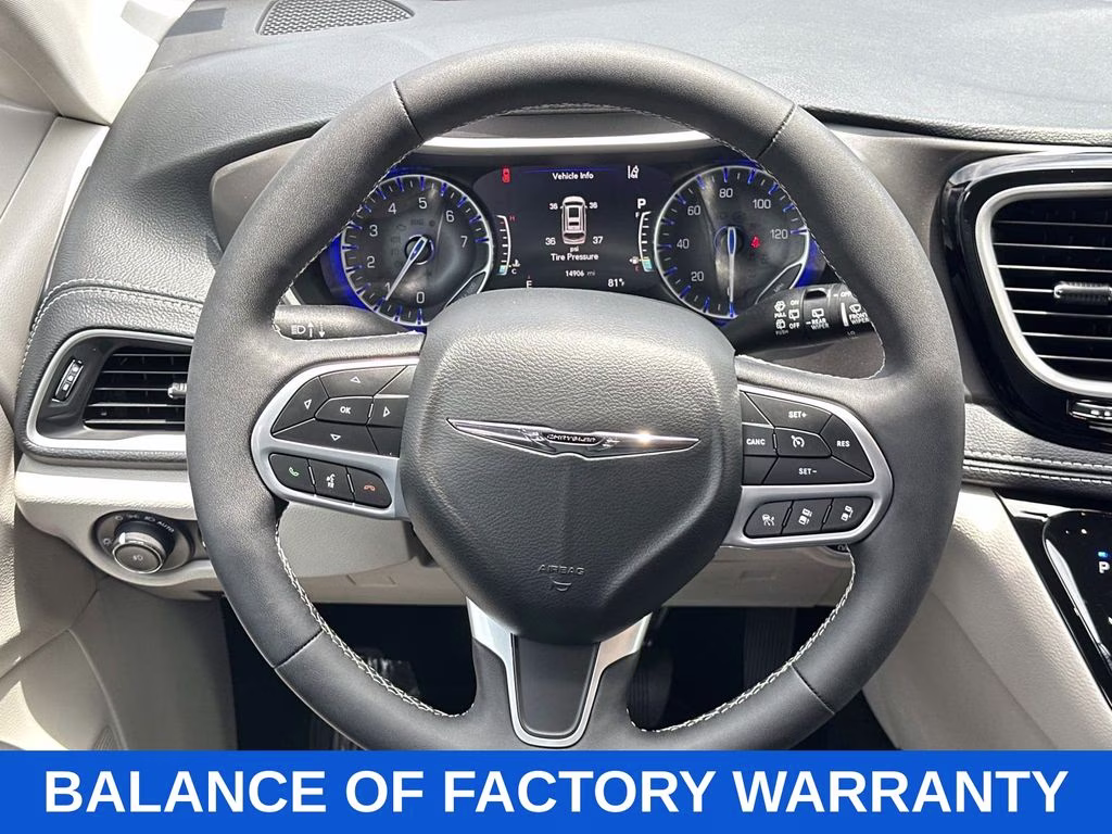 2024 Diamond Black Crystal Pearlcoat Chrysler Pacifica Touring L FWD Van