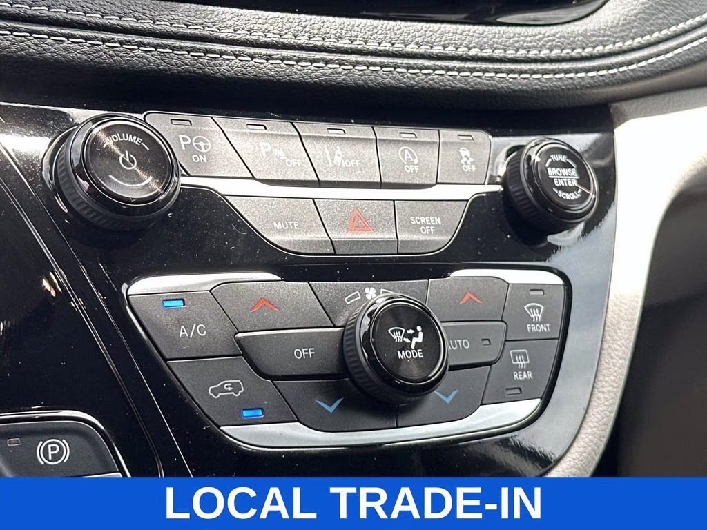 2024 Diamond Black Crystal Pearlcoat Chrysler Pacifica Touring L FWD Van