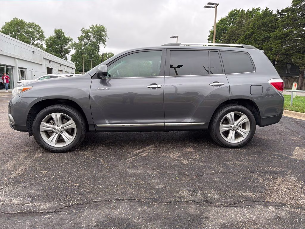 2013 Magnetic Gray Metallic Toyota Highlander Limited 4X4 SUV
