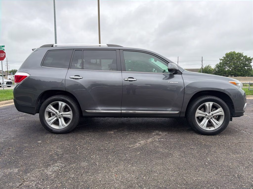 2013 Magnetic Gray Metallic Toyota Highlander Limited 4X4 SUV