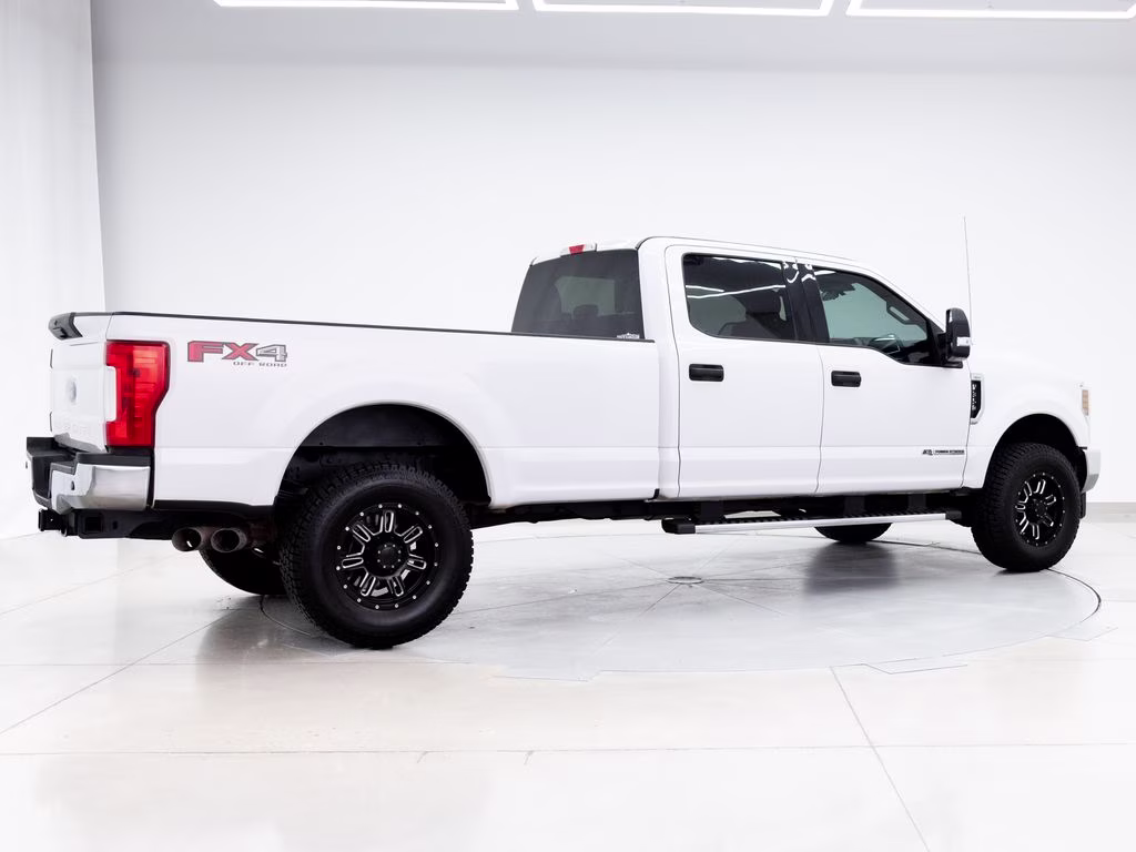 2019 Oxford White Ford Super Duty F-350 SRW XLT 4X4 Truck
