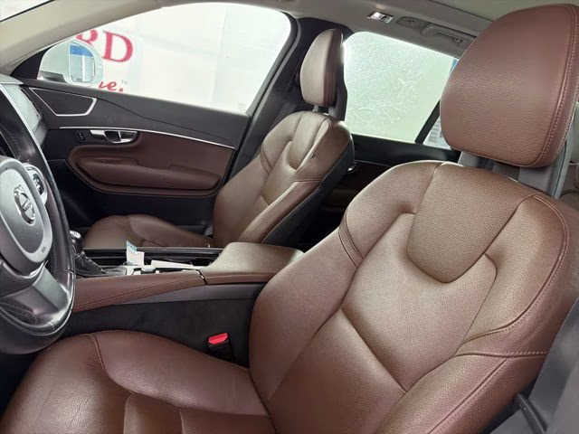 2020 Crystal White Volvo XC90 T6 Momentum AWD SUV