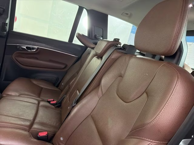 2020 Crystal White Volvo XC90 T6 Momentum AWD SUV