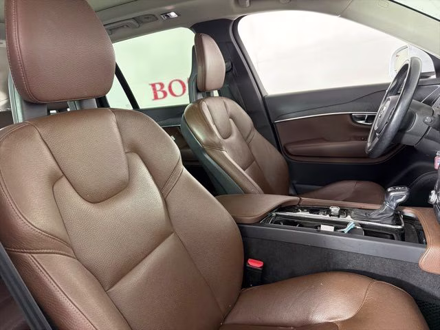 2020 Crystal White Volvo XC90 T6 Momentum AWD SUV