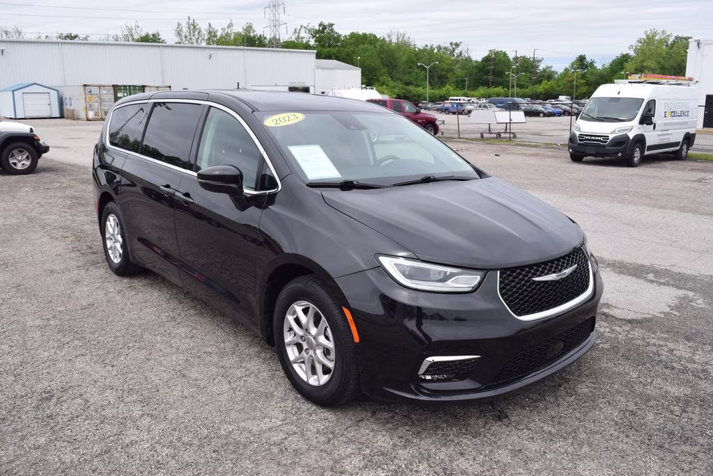 2023 Brilliant Black Clearcoat Chrysler Pacifica Touring L FWD Van