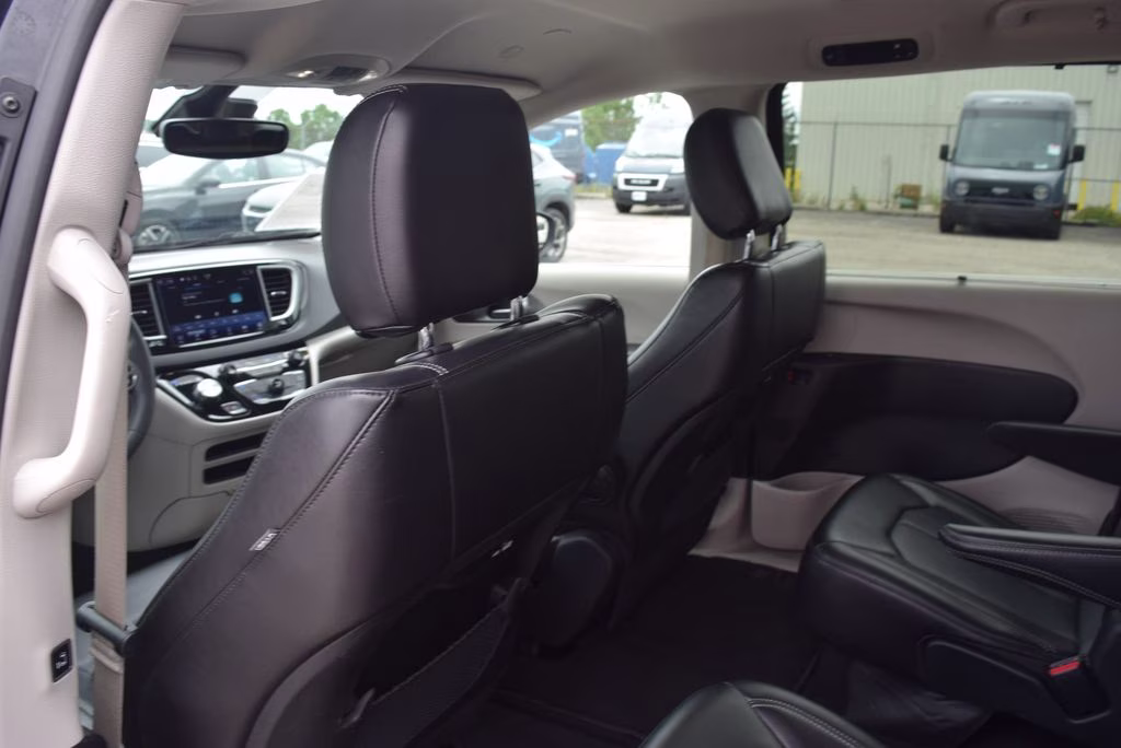 2023 Brilliant Black Clearcoat Chrysler Pacifica Touring L FWD Van