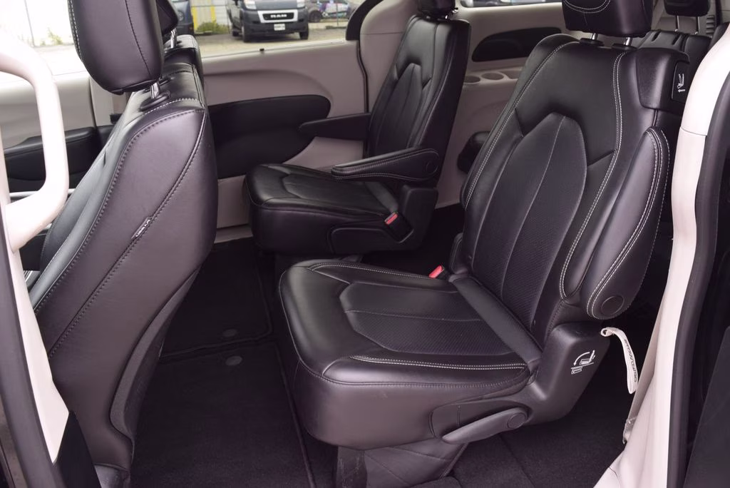 2023 Brilliant Black Clearcoat Chrysler Pacifica Touring L FWD Van
