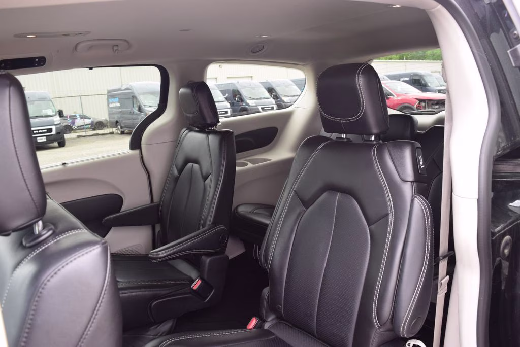 2023 Brilliant Black Clearcoat Chrysler Pacifica Touring L FWD Van