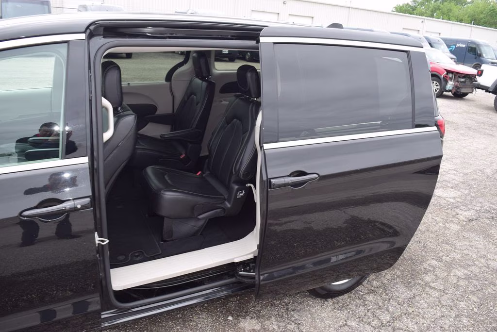 2023 Brilliant Black Clearcoat Chrysler Pacifica Touring L FWD Van