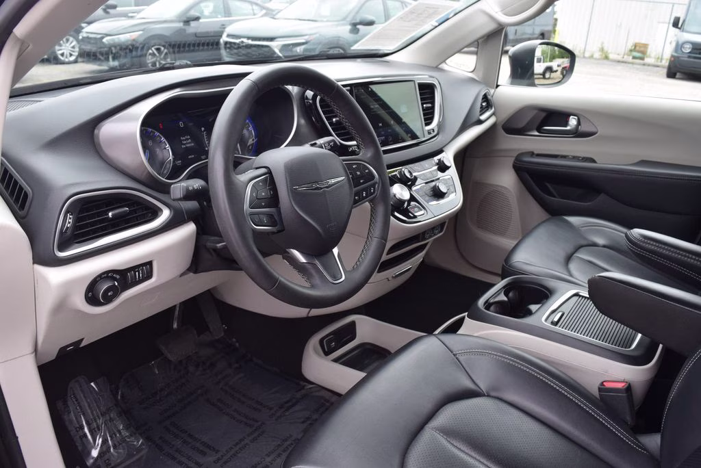 2023 Brilliant Black Clearcoat Chrysler Pacifica Touring L FWD Van