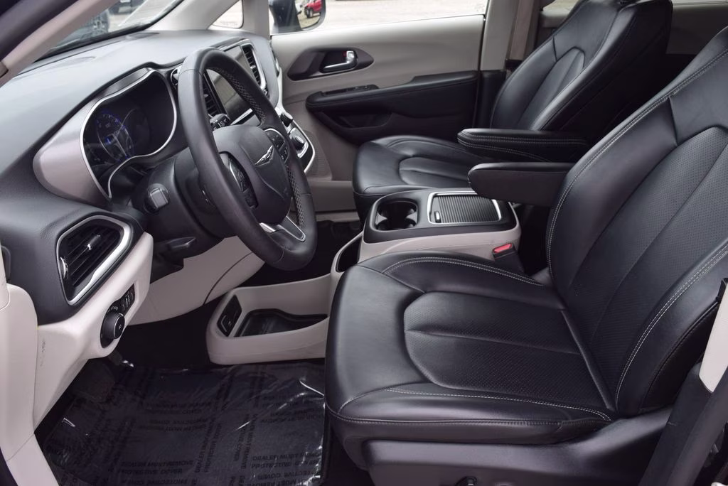 2023 Brilliant Black Clearcoat Chrysler Pacifica Touring L FWD Van