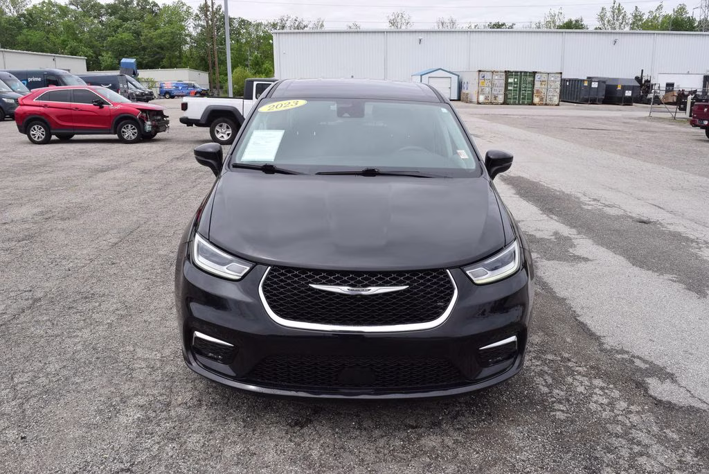 2023 Brilliant Black Clearcoat Chrysler Pacifica Touring L FWD Van