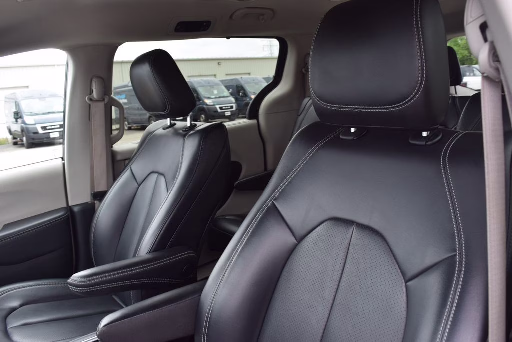 2023 Brilliant Black Clearcoat Chrysler Pacifica Touring L FWD Van