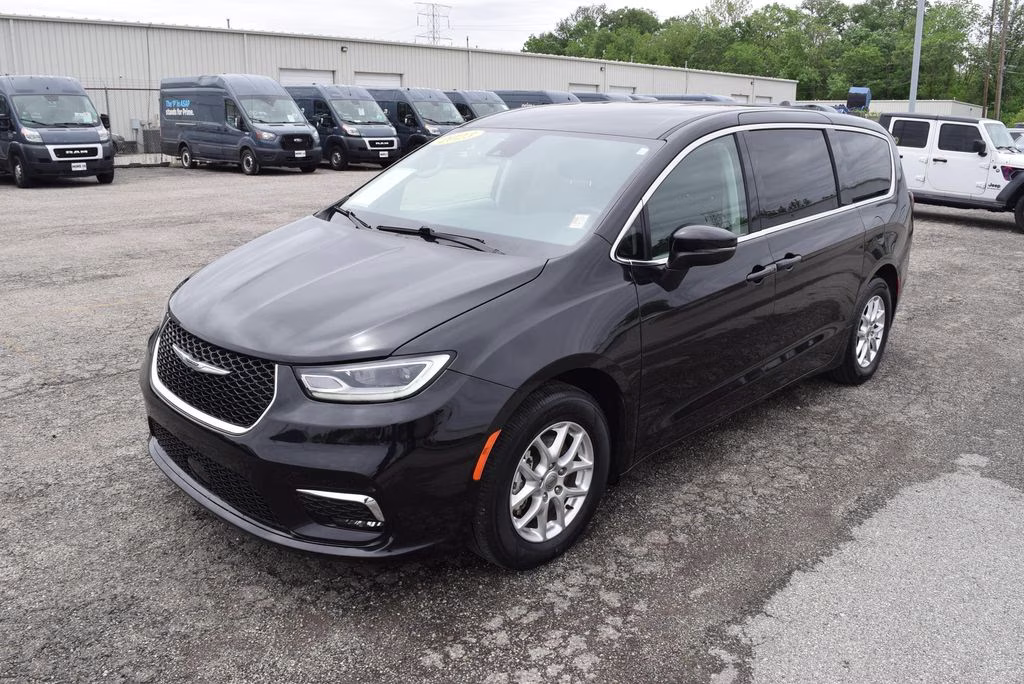 2023 Brilliant Black Clearcoat Chrysler Pacifica Touring L FWD Van