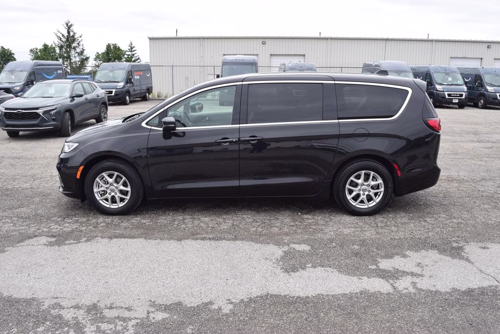2023 Brilliant Black Clearcoat Chrysler Pacifica Touring L FWD Van
