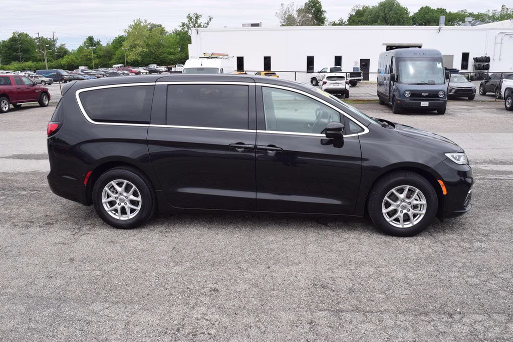 2023 Brilliant Black Clearcoat Chrysler Pacifica Touring L FWD Van