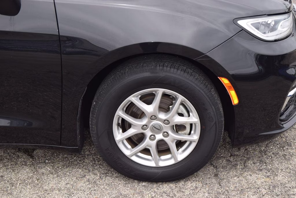 2023 Brilliant Black Clearcoat Chrysler Pacifica Touring L FWD Van