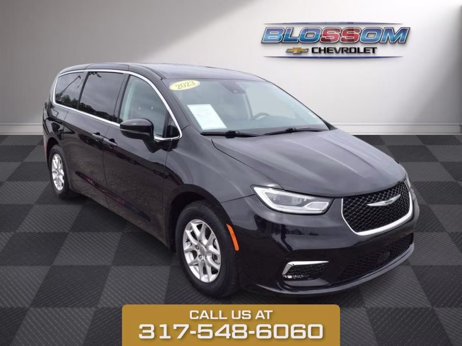 2023 Chrysler Pacifica Touring L's photo